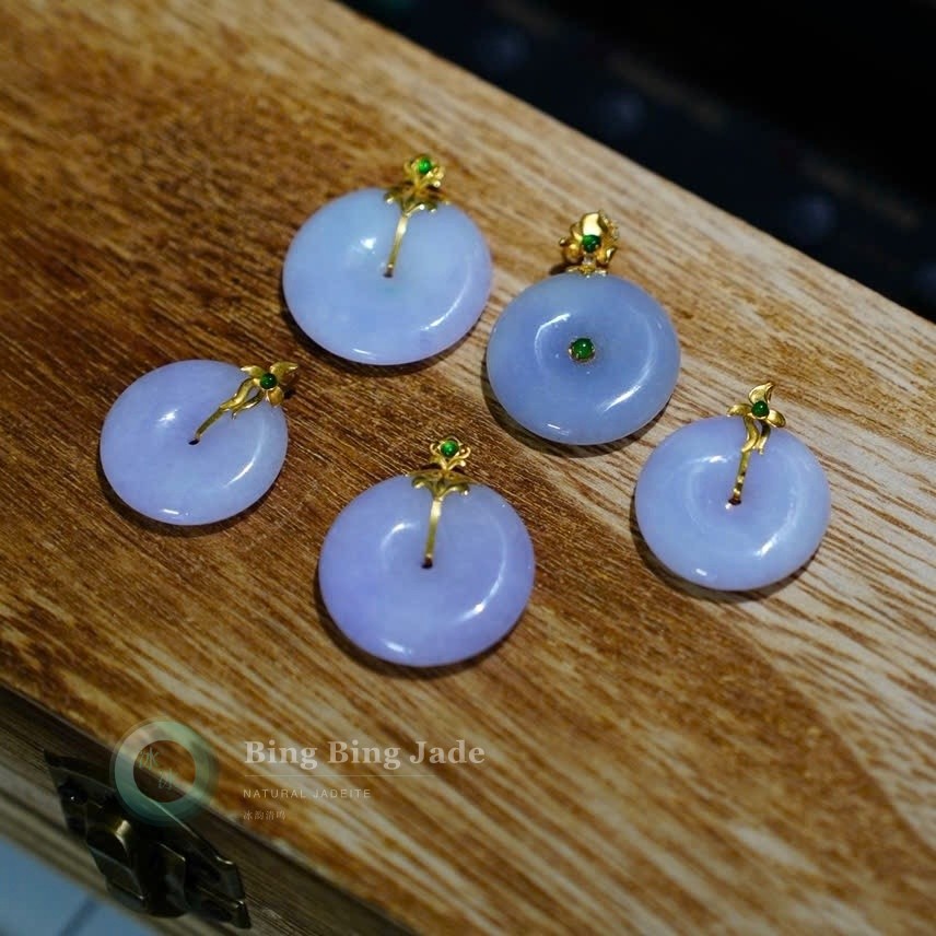 Lavender Jadeite Donut Pendant (Gold Setting)