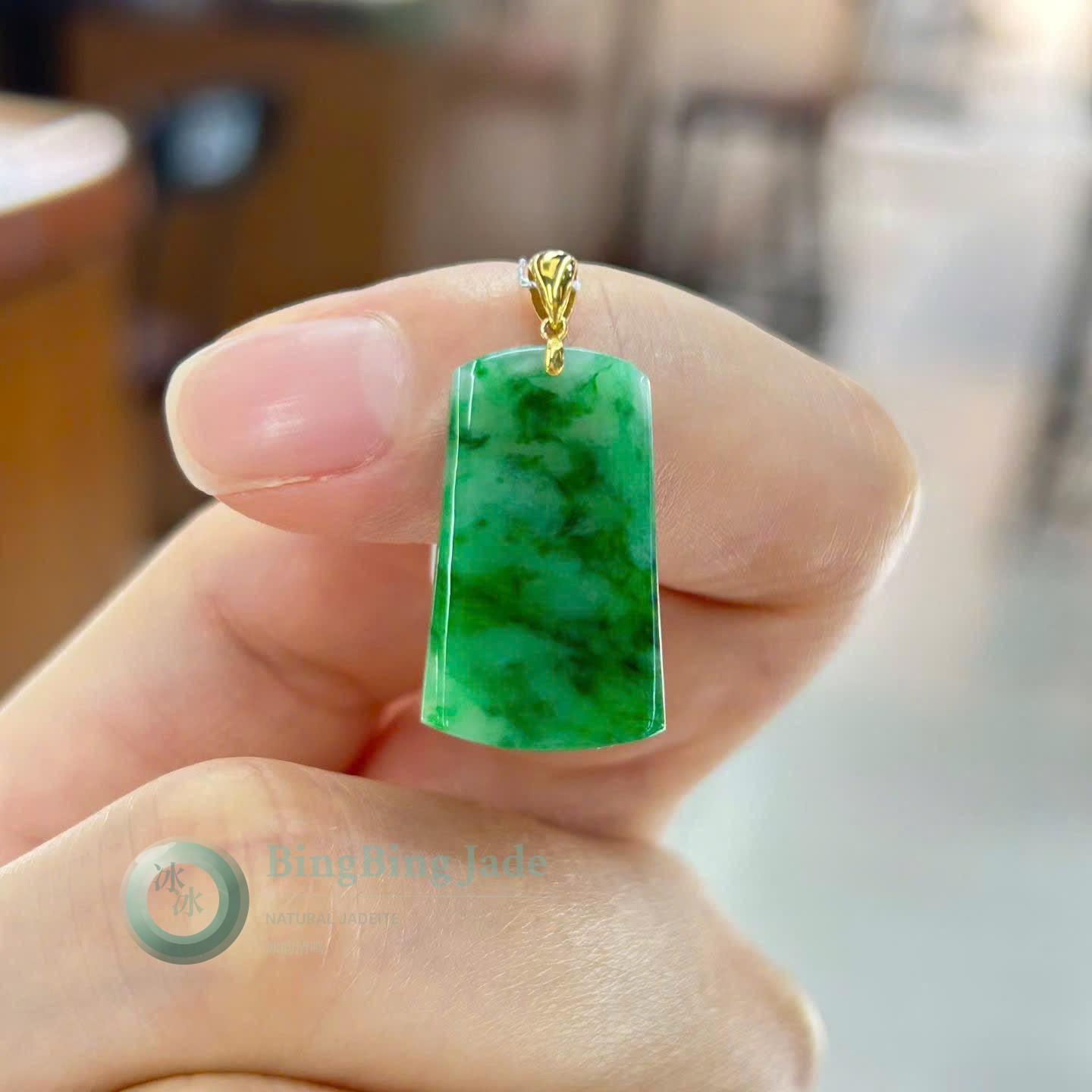 Vivid Emerald 无事牌 with Deep Forest Veining and 18K Gold Bail
