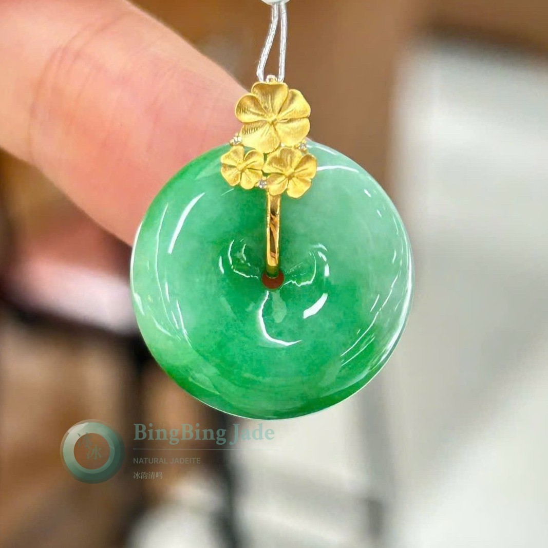 Vivid Apple Green Bing An Kou Pendant in 18K Gold Bail