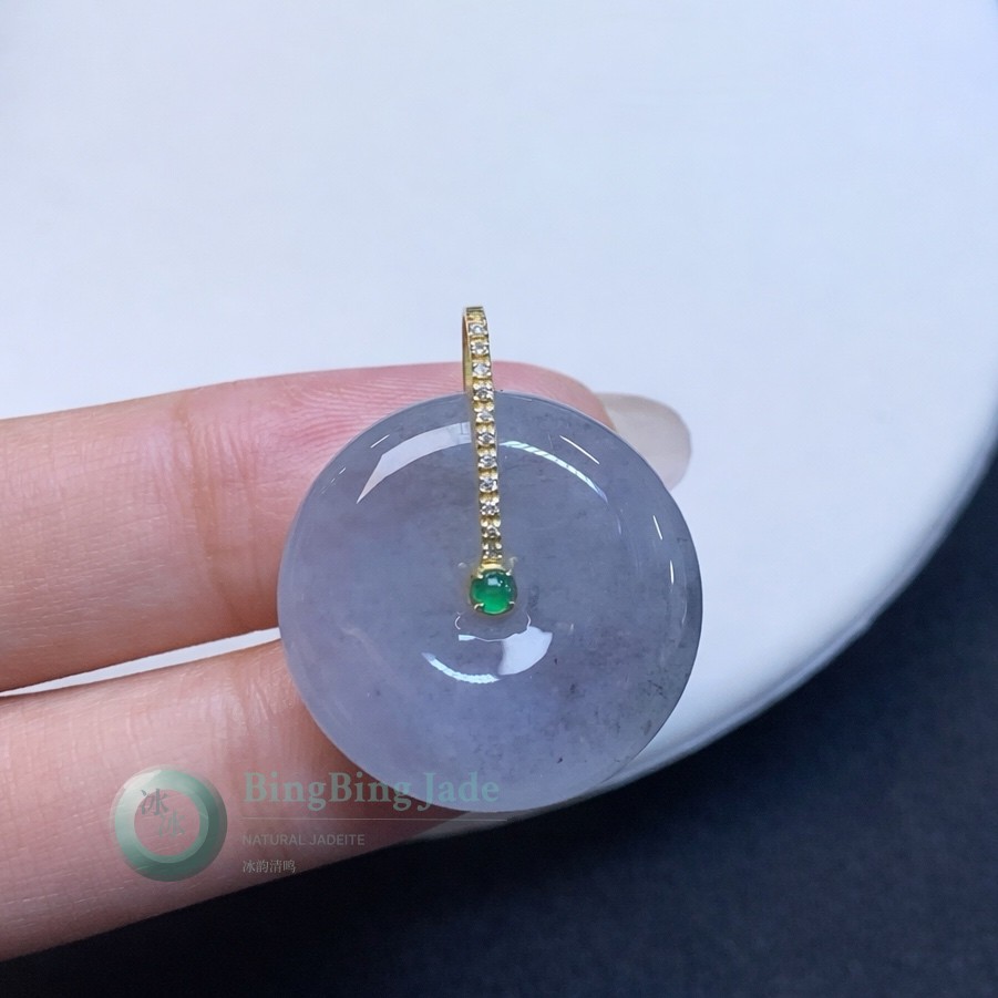 Icy Lavender Píng'ān Kòu Pendant with Emerald Accent