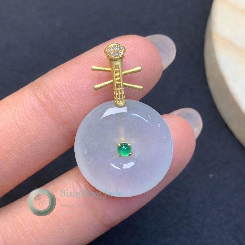 Luminous Icy Lavender Píngān Kòu Pendant with Emerald Heart