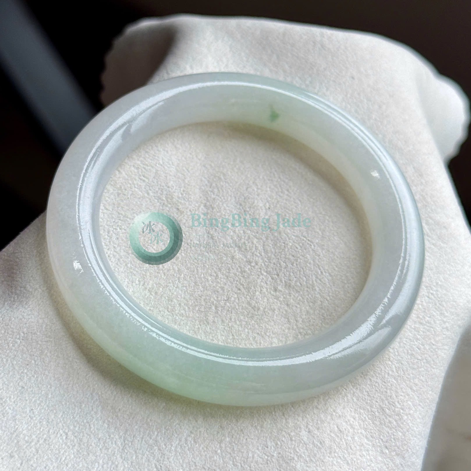 Aged Jelly Glow with Faint Spring Green — Bangle 52.8mm