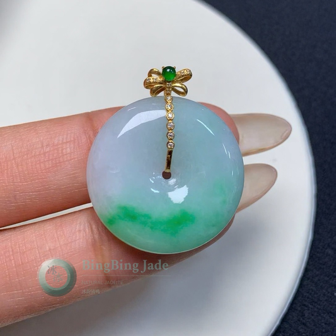 Donut Pendant with Vivid Emerald Drift