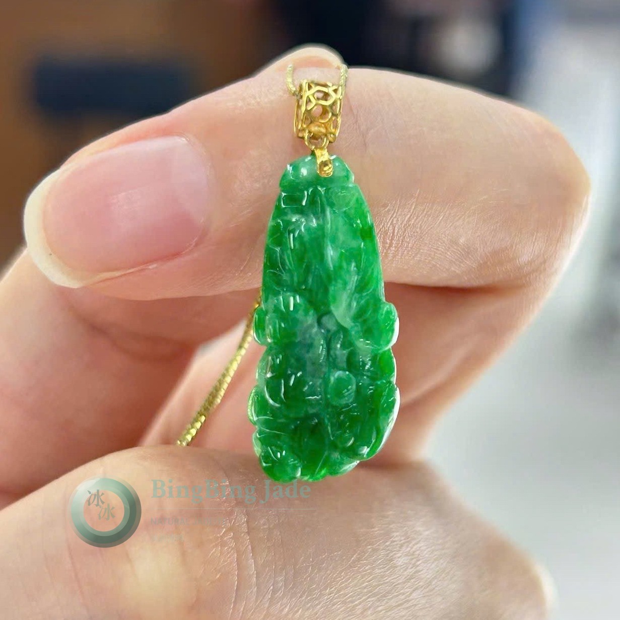 Vivid Emerald Cabbage Carved Jadeite Pendant in 18K Gold