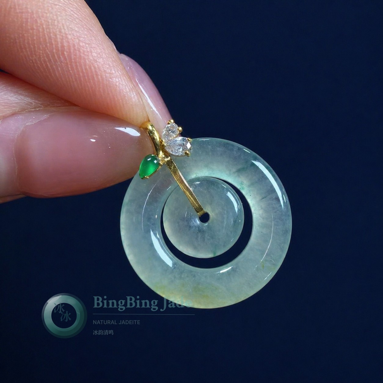 Icy Spiral Disc Pendant with Emerald Accent – 18K Gold Setting