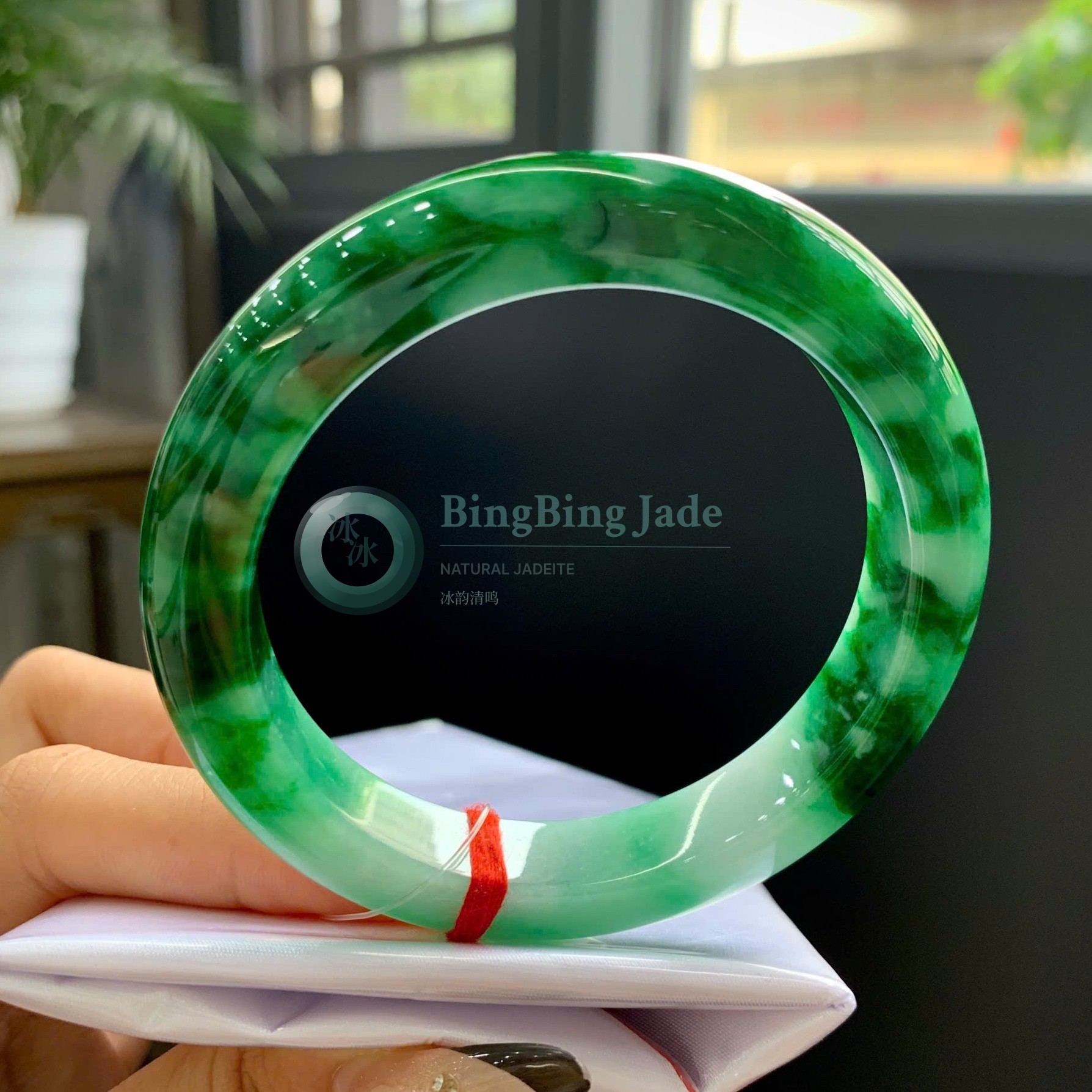 Vivid Emerald Splash on White Round Bangle 54.6mm