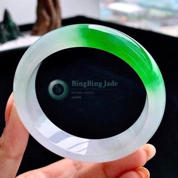 【heres】ICE BANGLE101 Icy White with Vivid Emerald Splash Bangle 57.8mm | BingBing Jade