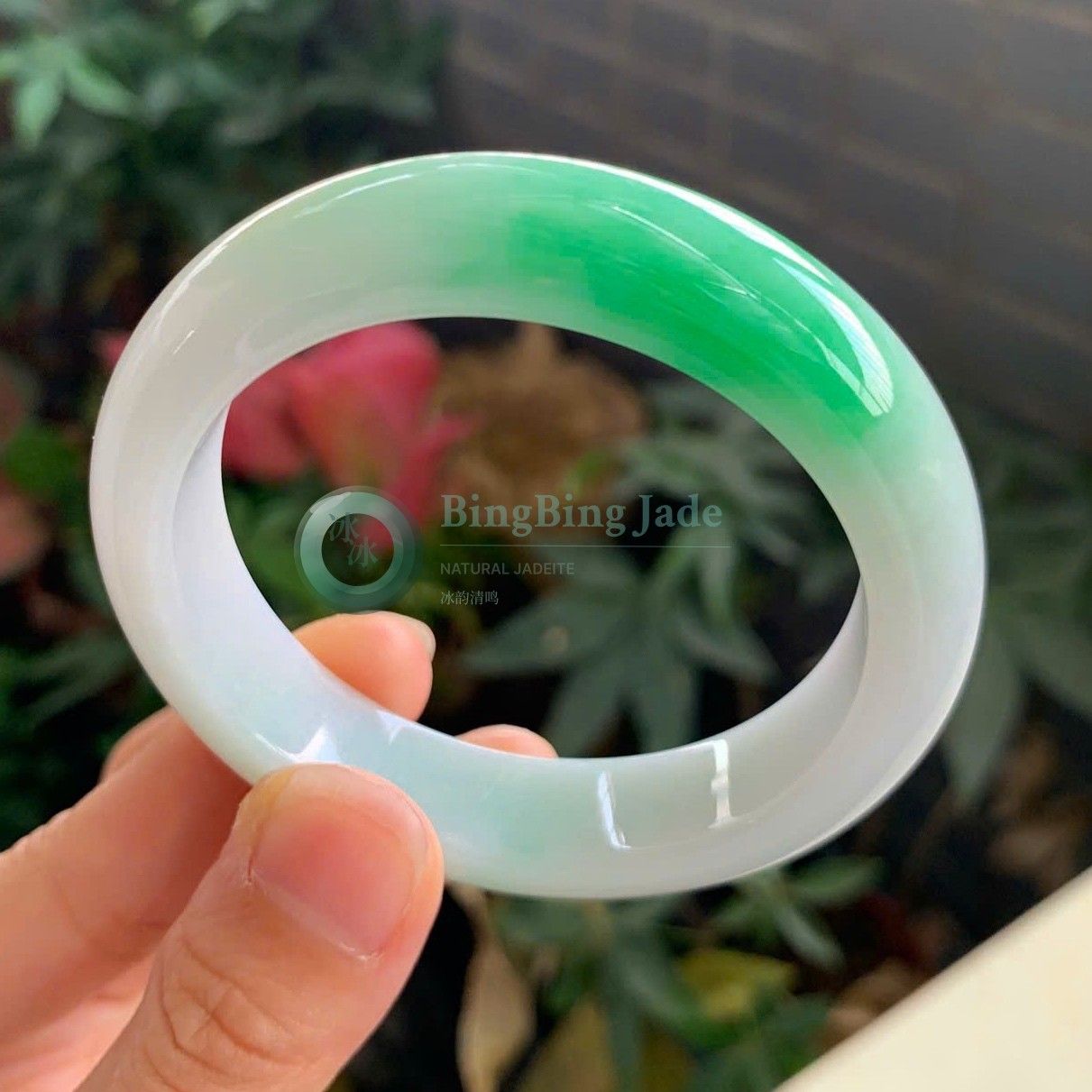 White Bangle with Vivid Green Drift · 52.9mm