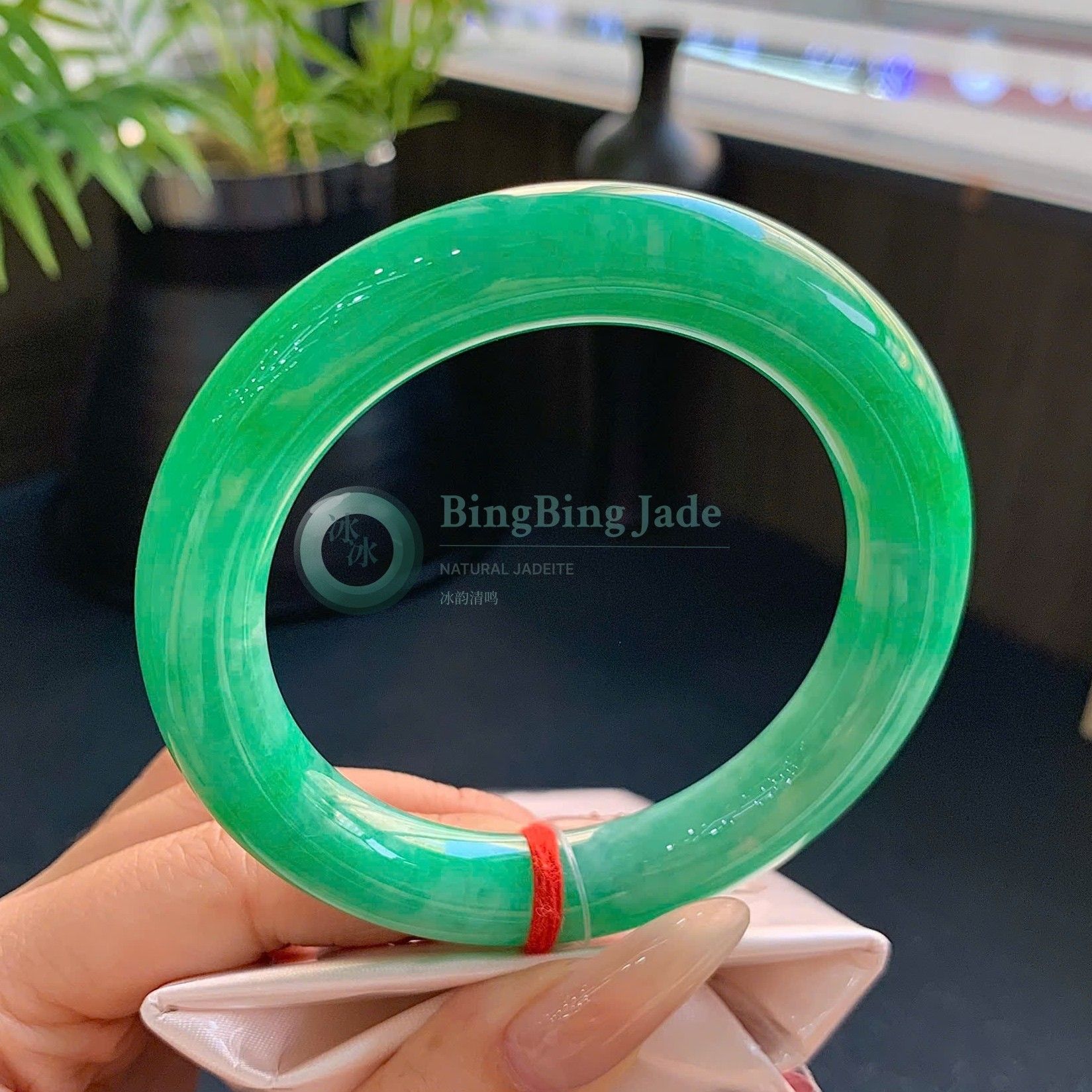 Vivid Emerald Full-Green Round Bangle 55mm — Saturated Spring Intensity