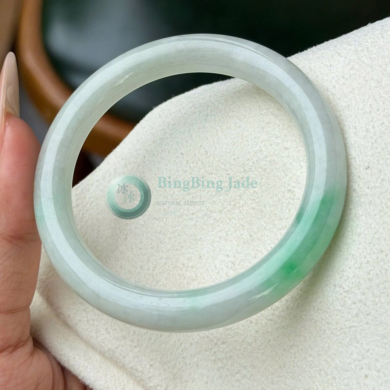 White Ground with Vivid Emerald Bloom Bangle 56.5mm