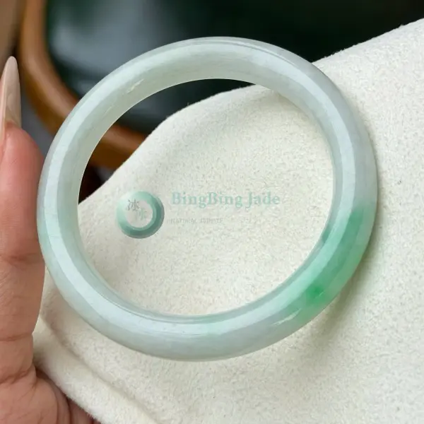 White Ground with Vivid Emerald Bloom Bangle 56.5mm