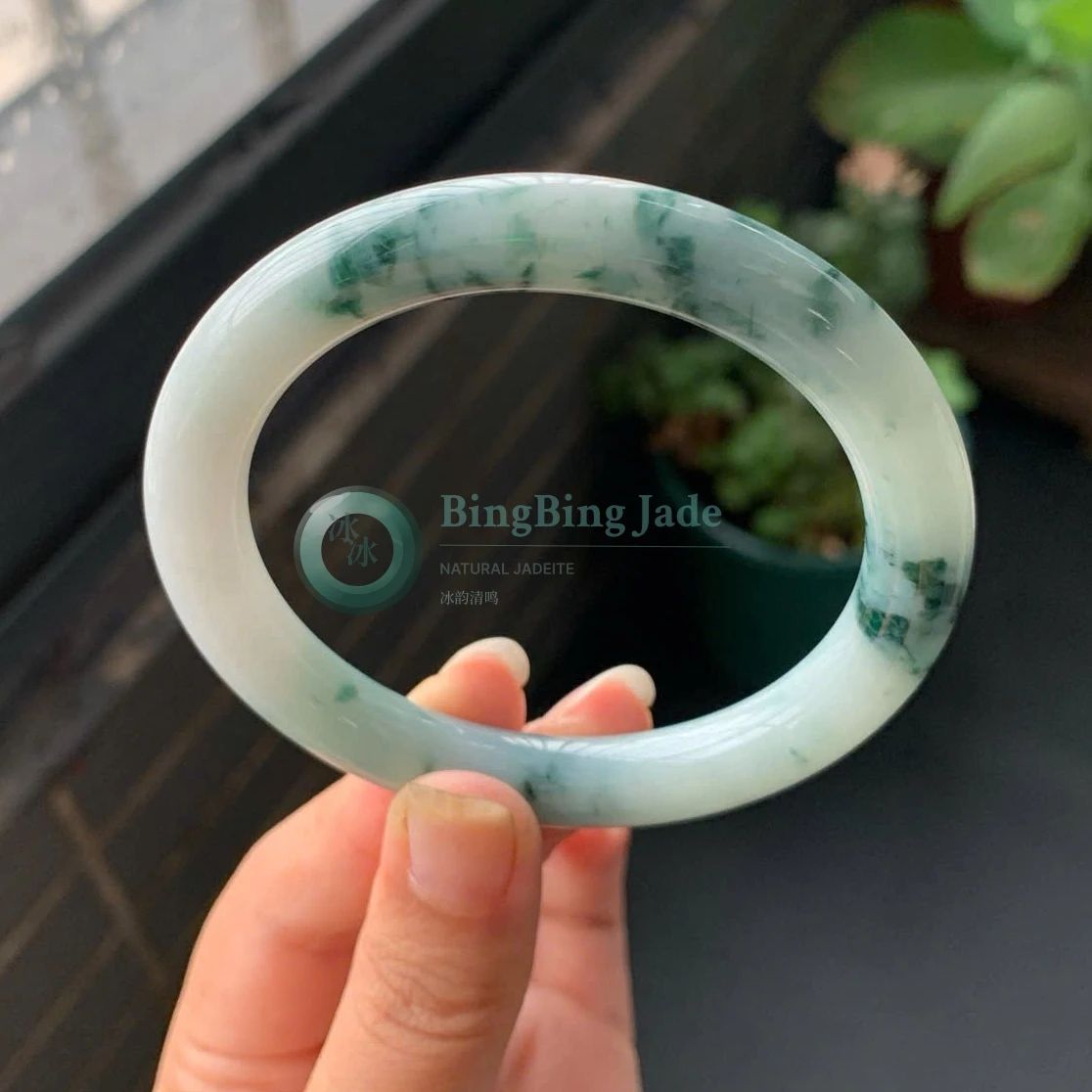 Misty White with Scattered Emerald Blooms Bangle 56mm