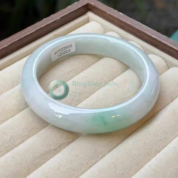 Celadon White with Emerald Kiss Bangle 56mm