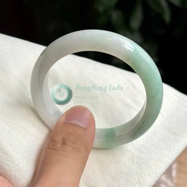 Soft Apple-Green Bangle 55.7mm — Mellow Translucency with Quiet Depth