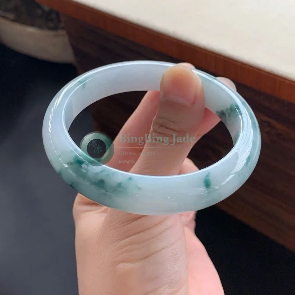 White Bangle with Drifting Emerald Blooms 59mm