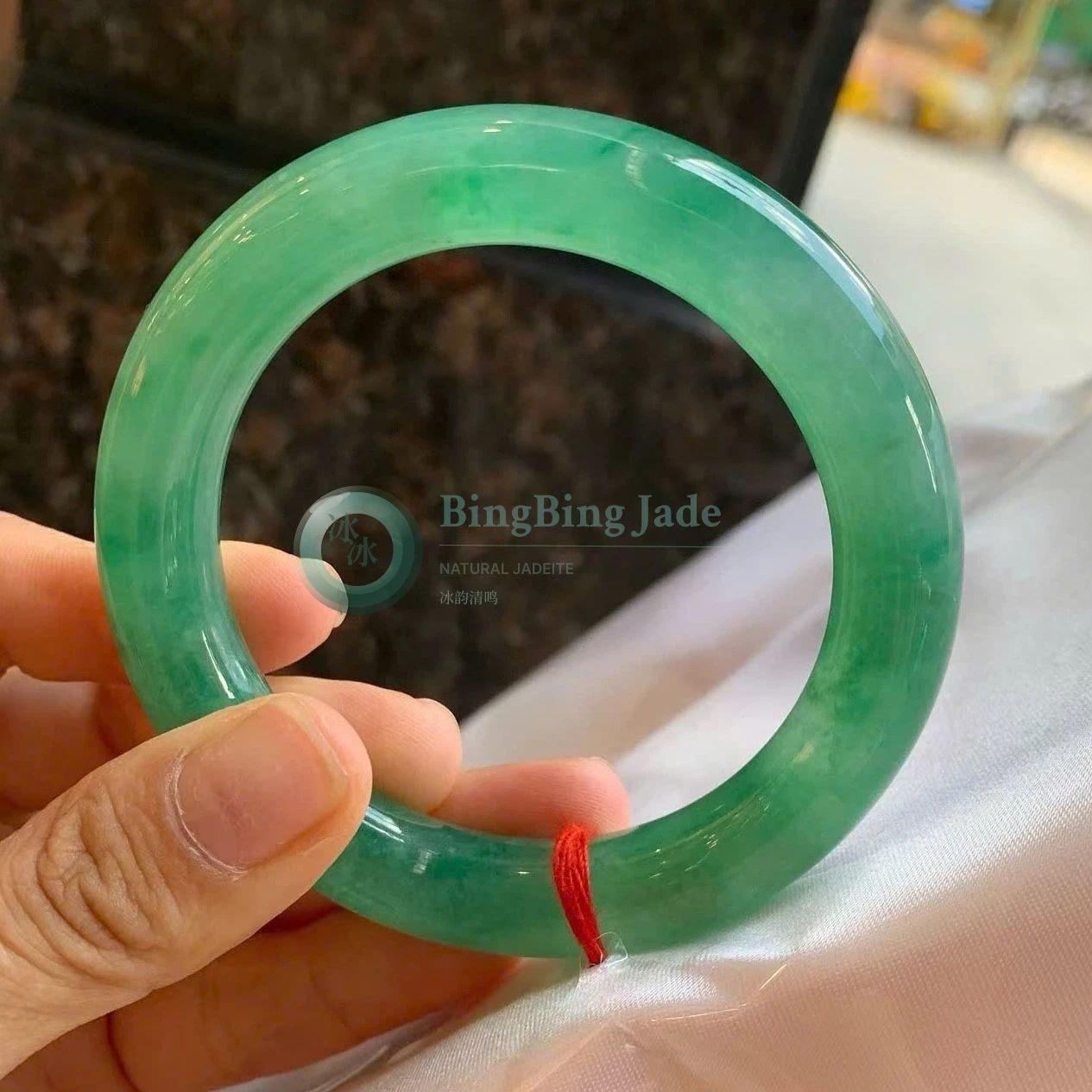 Vivid Spring Green Round-Bar Jadeite Bangle 54mm