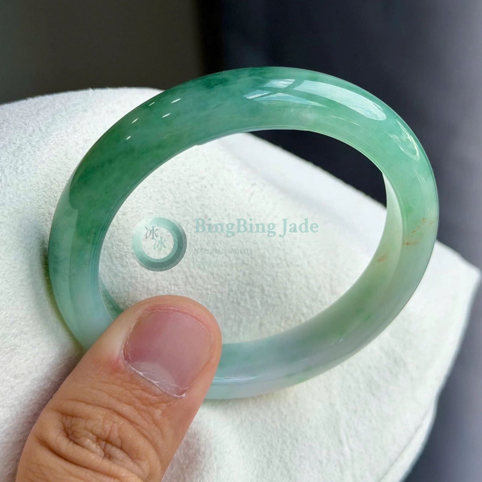 Emerald Drift on Pale Spring — Narrow Bangle 54mm
