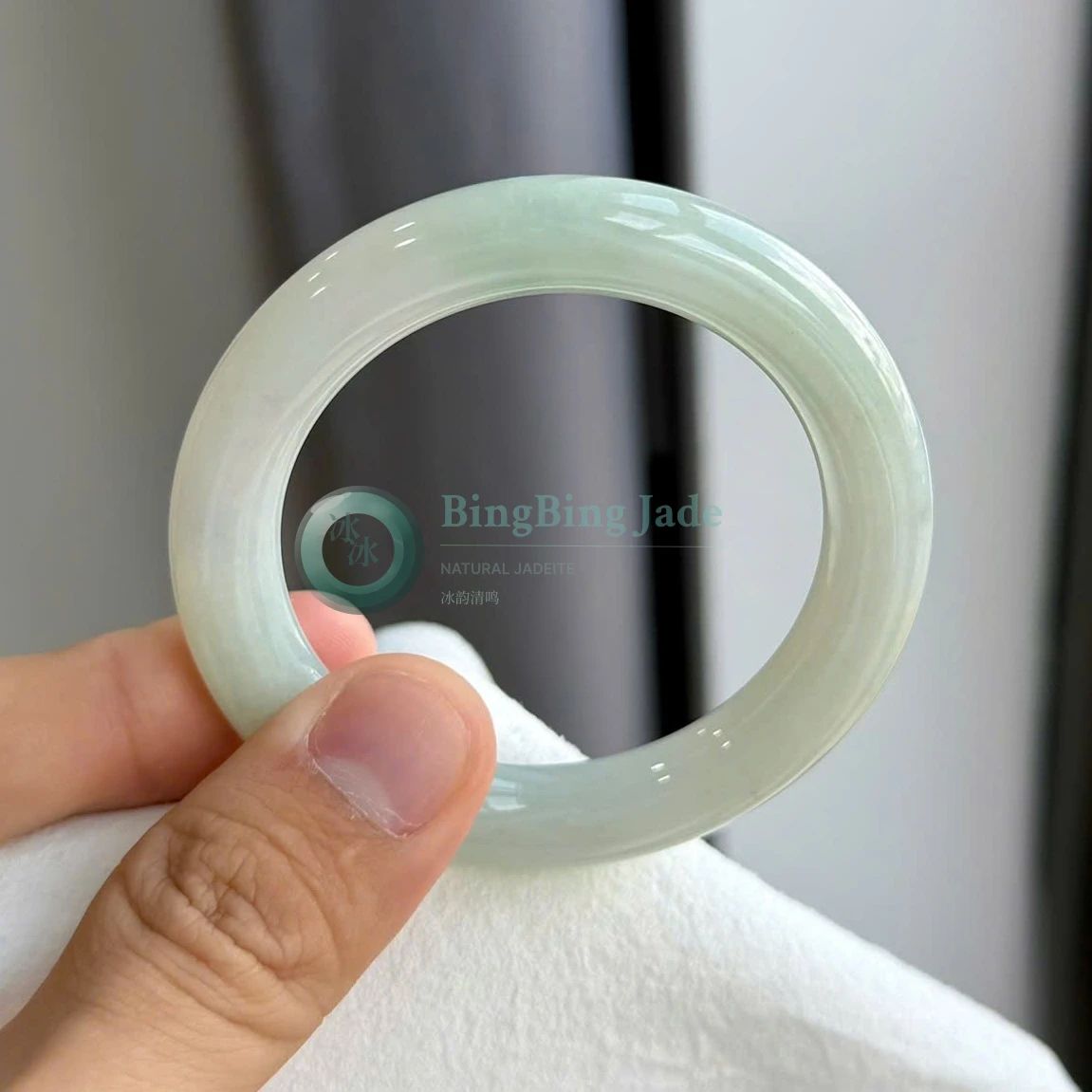 Soft Celadon Glow Donut Form Bangle 54mm
