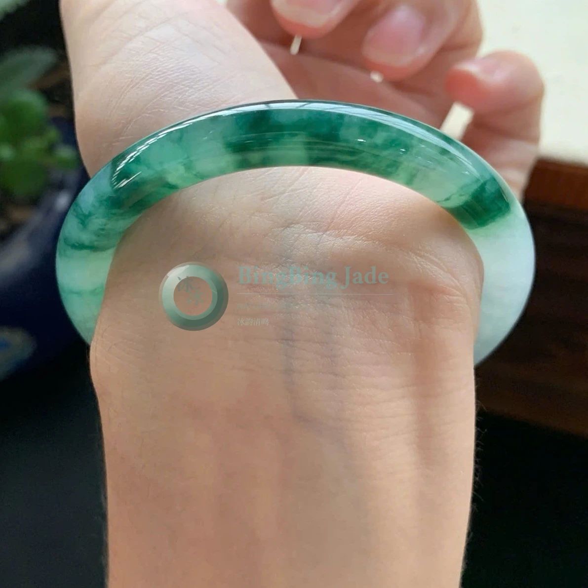 Icy Celadon with Emerald Drift Bangle 54.9mm
