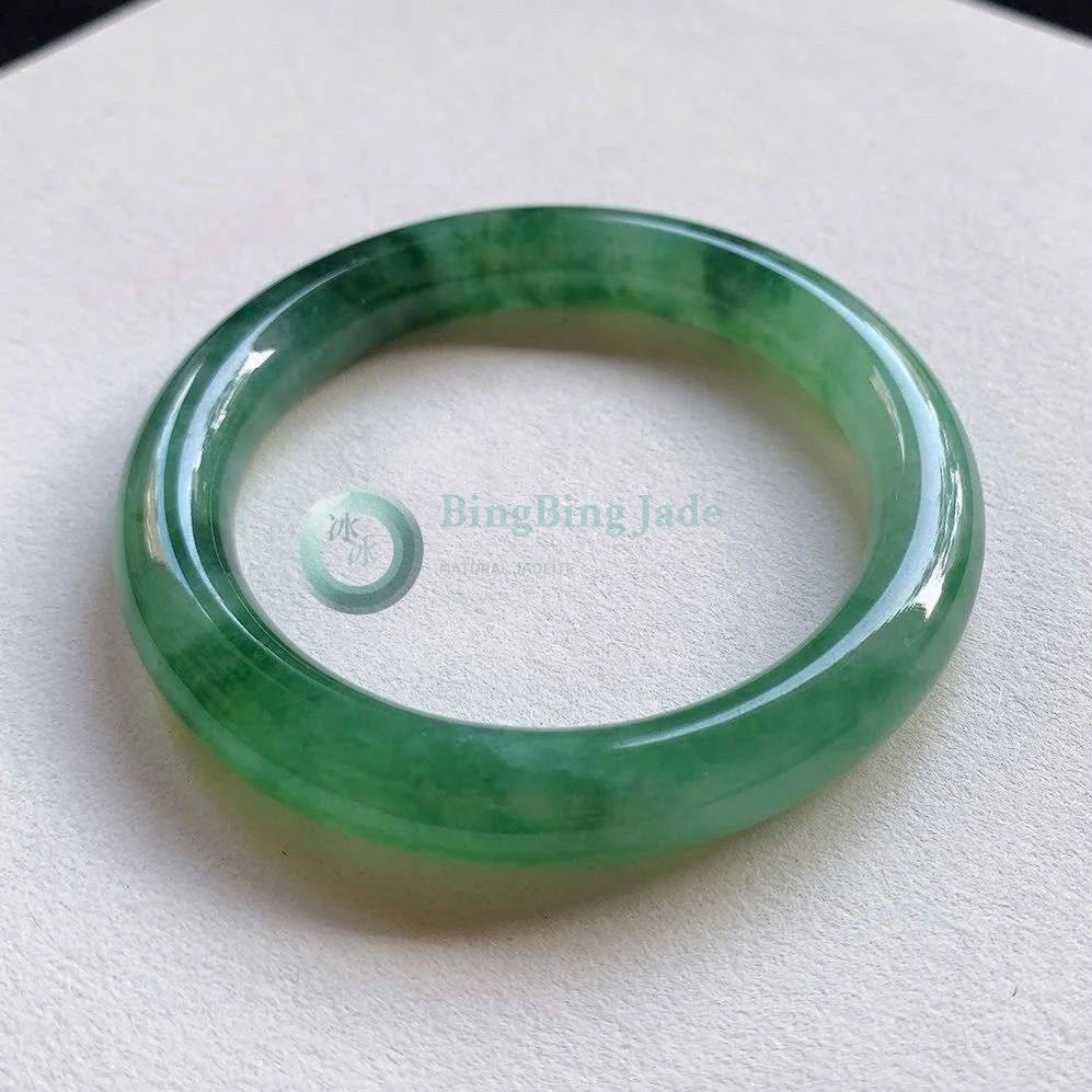 Emerald Drift on Ice — Round Bar Jadeite Bangle 51.6mm