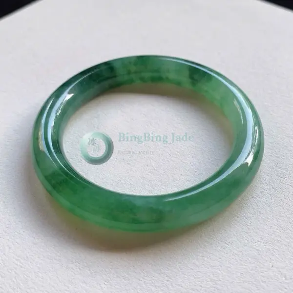 Emerald Drift on Ice — Round Bar Jadeite Bangle 51.6mm