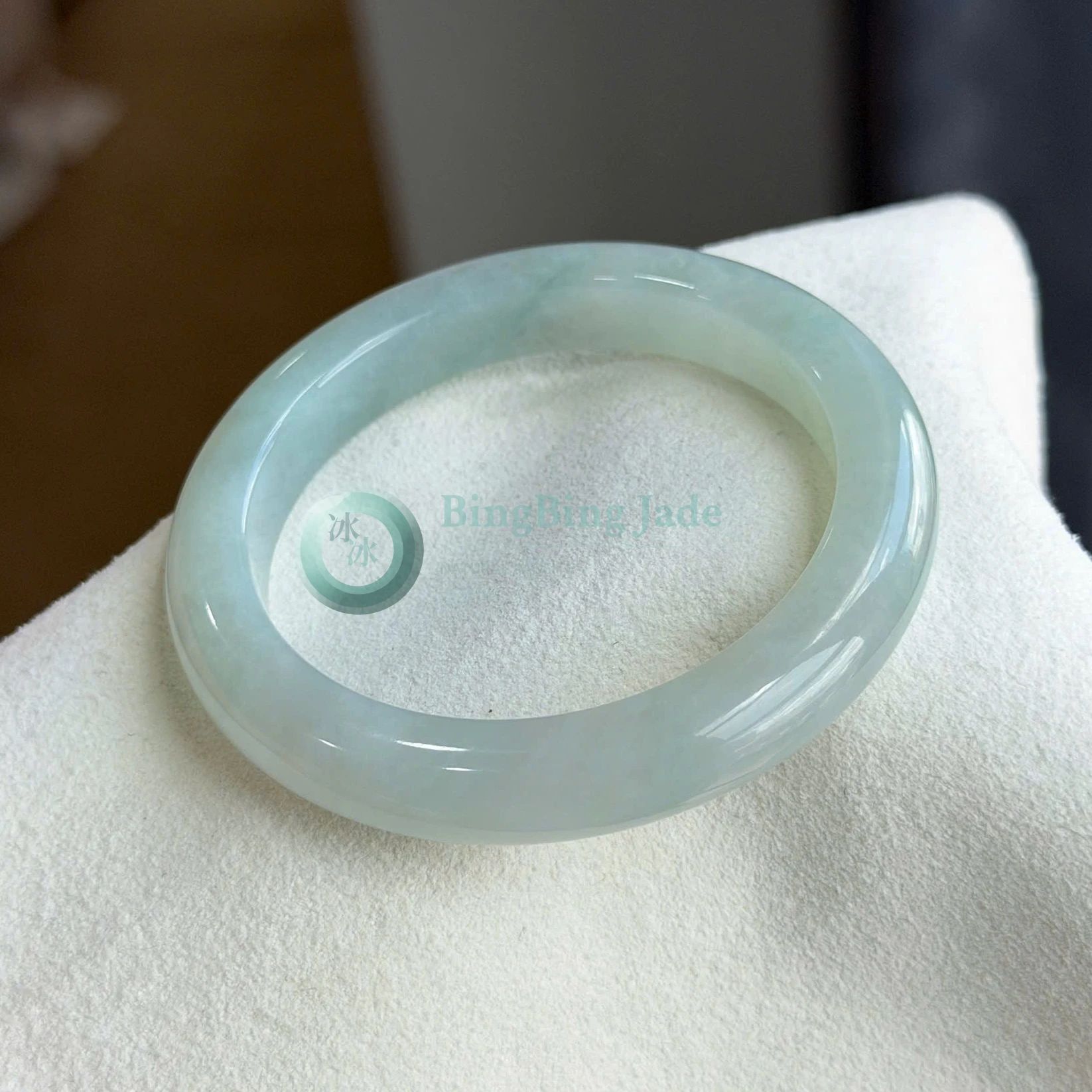 Pale Celadon Glow with Resinous Jelly Body — Round Bangle 50.7mm
