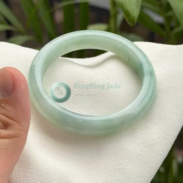 Fresh Apple Green Narrow Bangle 57mm — Crisp Translucency with Gentle Color Drift