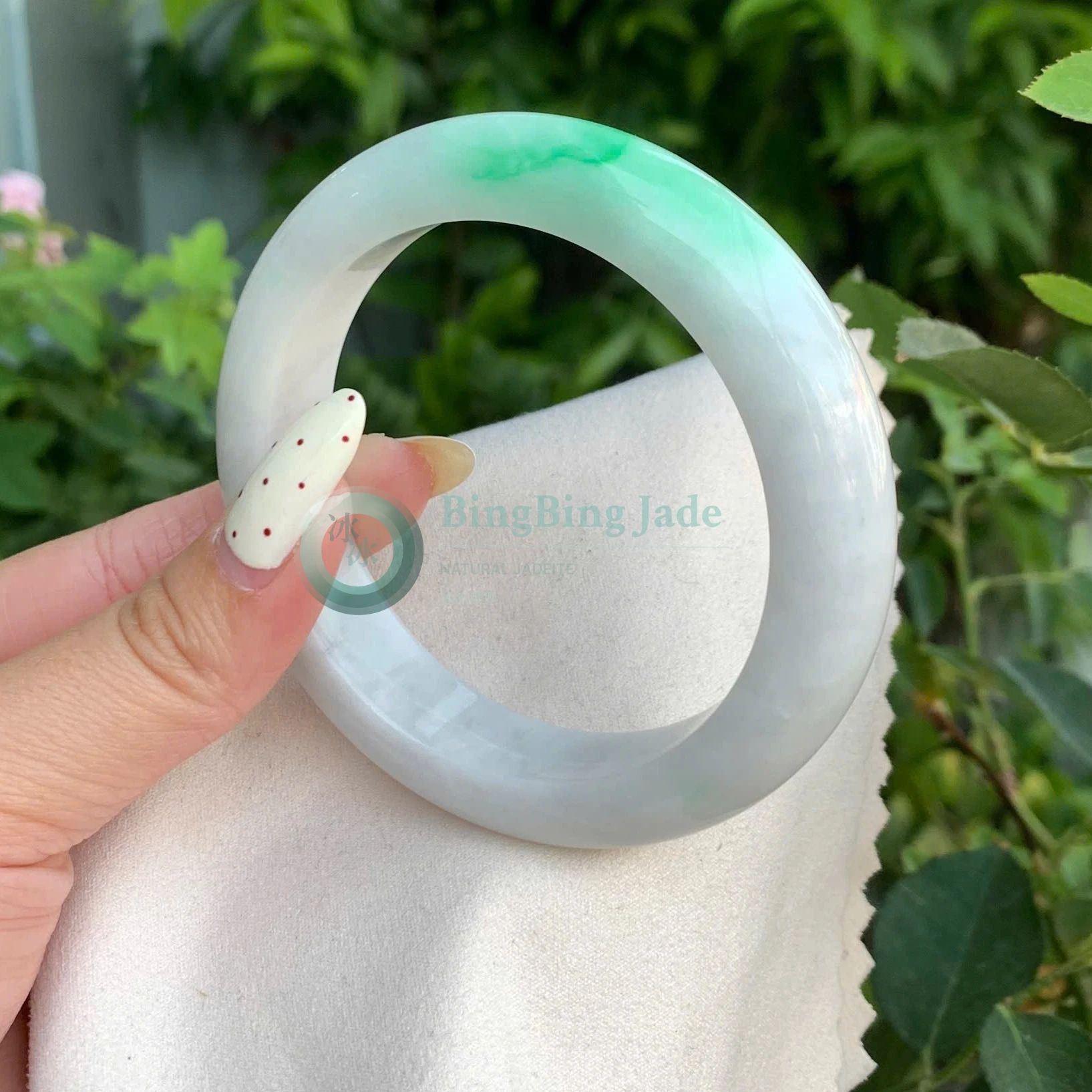 White Bangle with Vivid Emerald Kiss 58mm