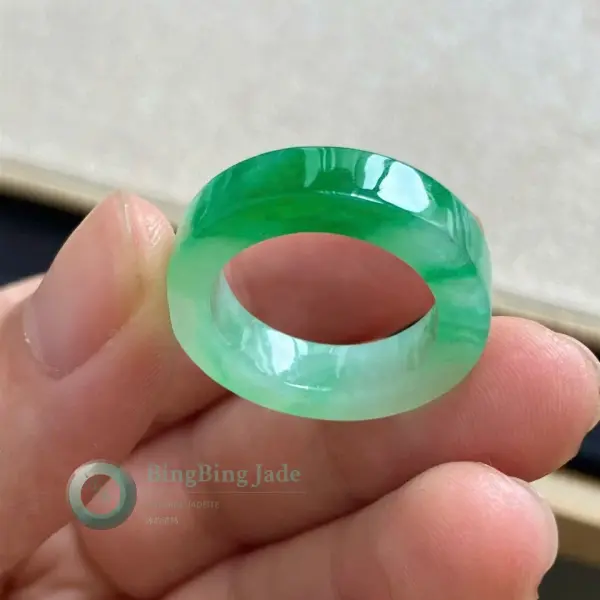 Yang Green Jadeite Band Ring — Vivid Emerald Drift on Glacial Base