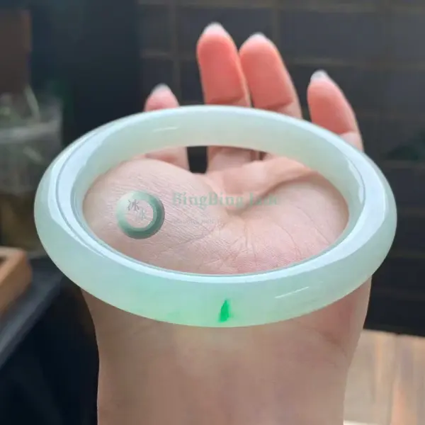 Icy Pale Celadon with Vivid Emerald Kiss Bangle 58mm