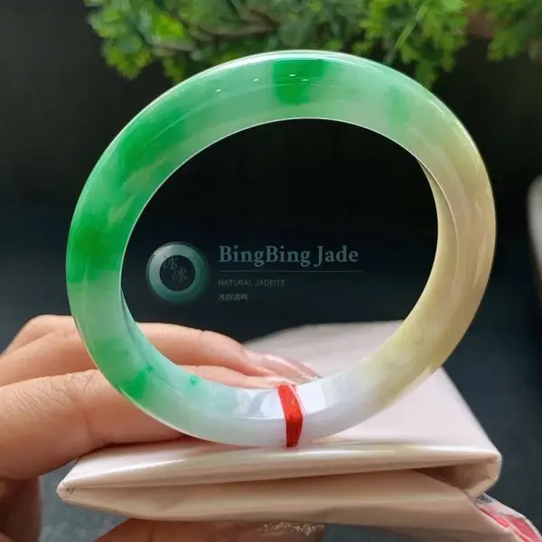 Vivid Emerald Drift on Honeyed Round Bangle 53.6mm