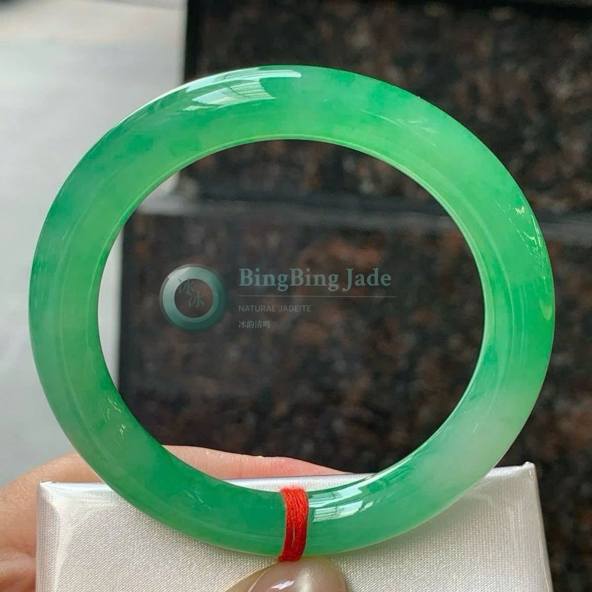Vivid Emerald Glow Round-Bar Bangle 53mm