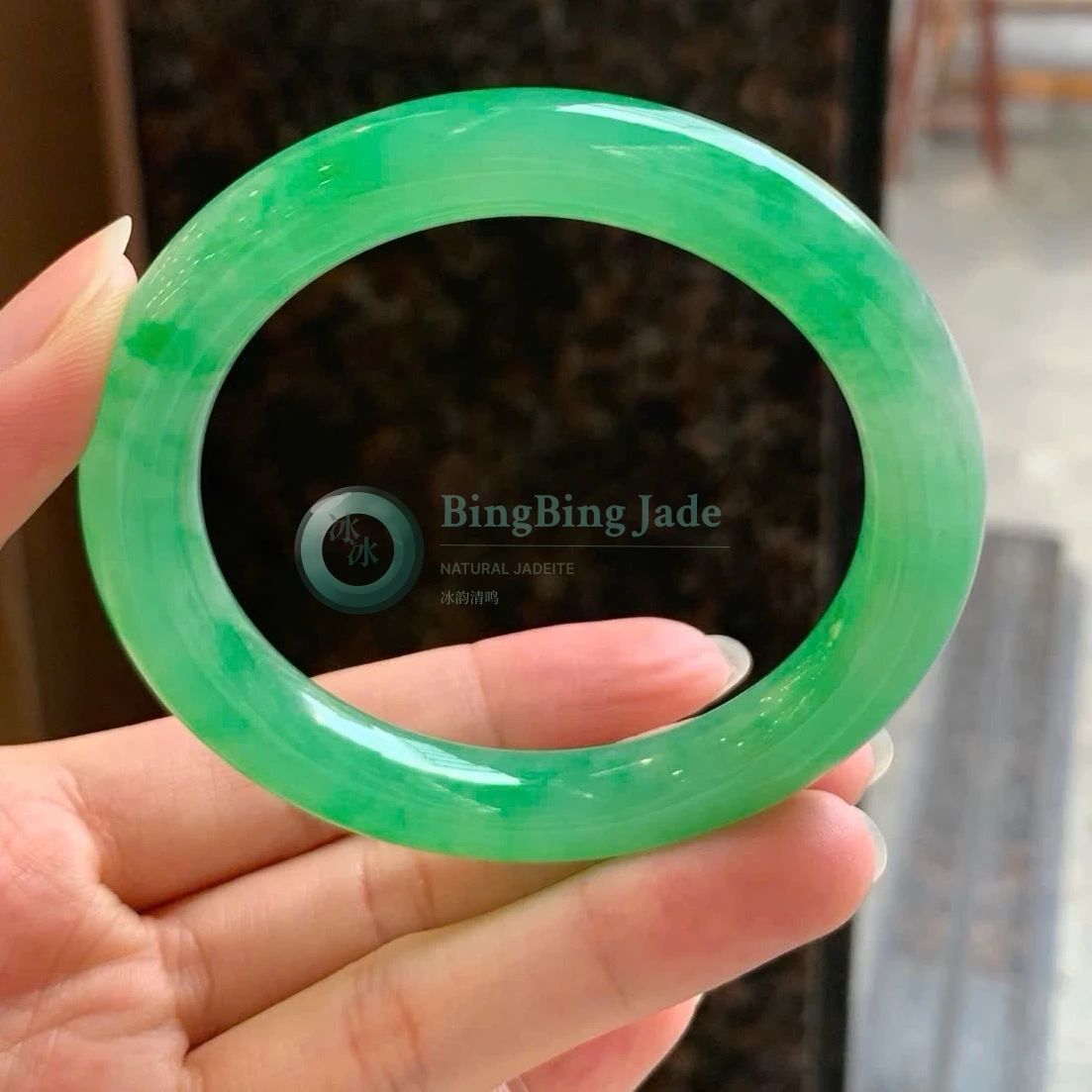 Vivid Yang Green Round-Bar Bangle 53mm — Saturated Emerald Glow