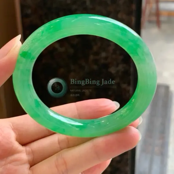 Vivid Yang Green Round-Bar Bangle 53mm — Saturated Emerald Glow