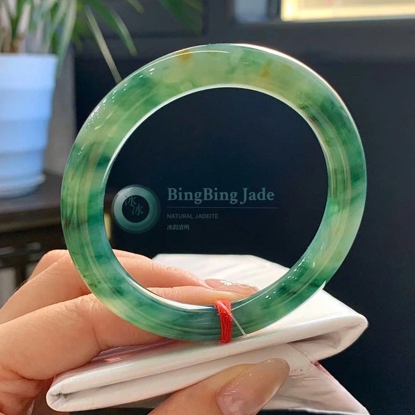 Vivid Emerald Drift on Soft Celadon Round Bangle 54mm