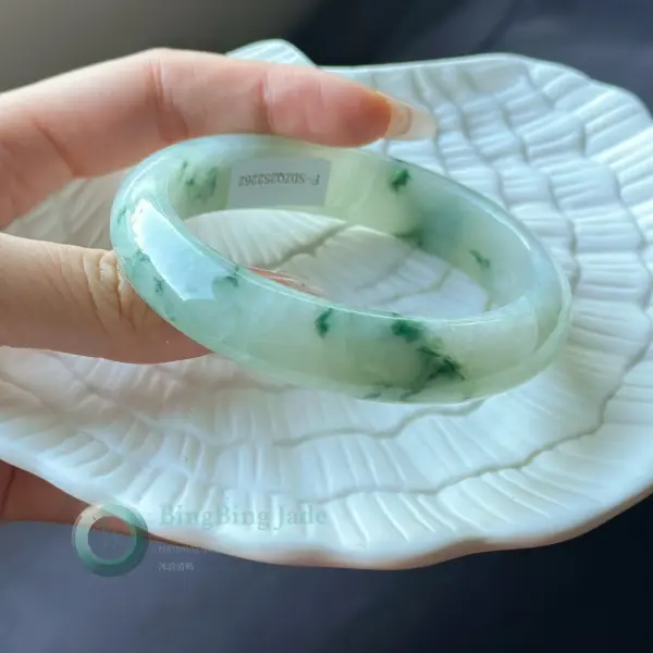 Floating Emerald Moss on Icy Spring Water Bangle 63mm
