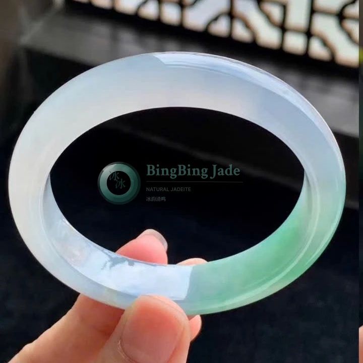 Icy Jelly Bangle with Floating Spring Green — Guifei 51.7mm