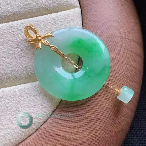 Icy Glutinous Floating Emerald Donut Pendant