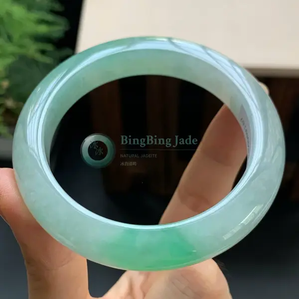 Icy Spring Mist with Floating Green Bangle 55.7mm