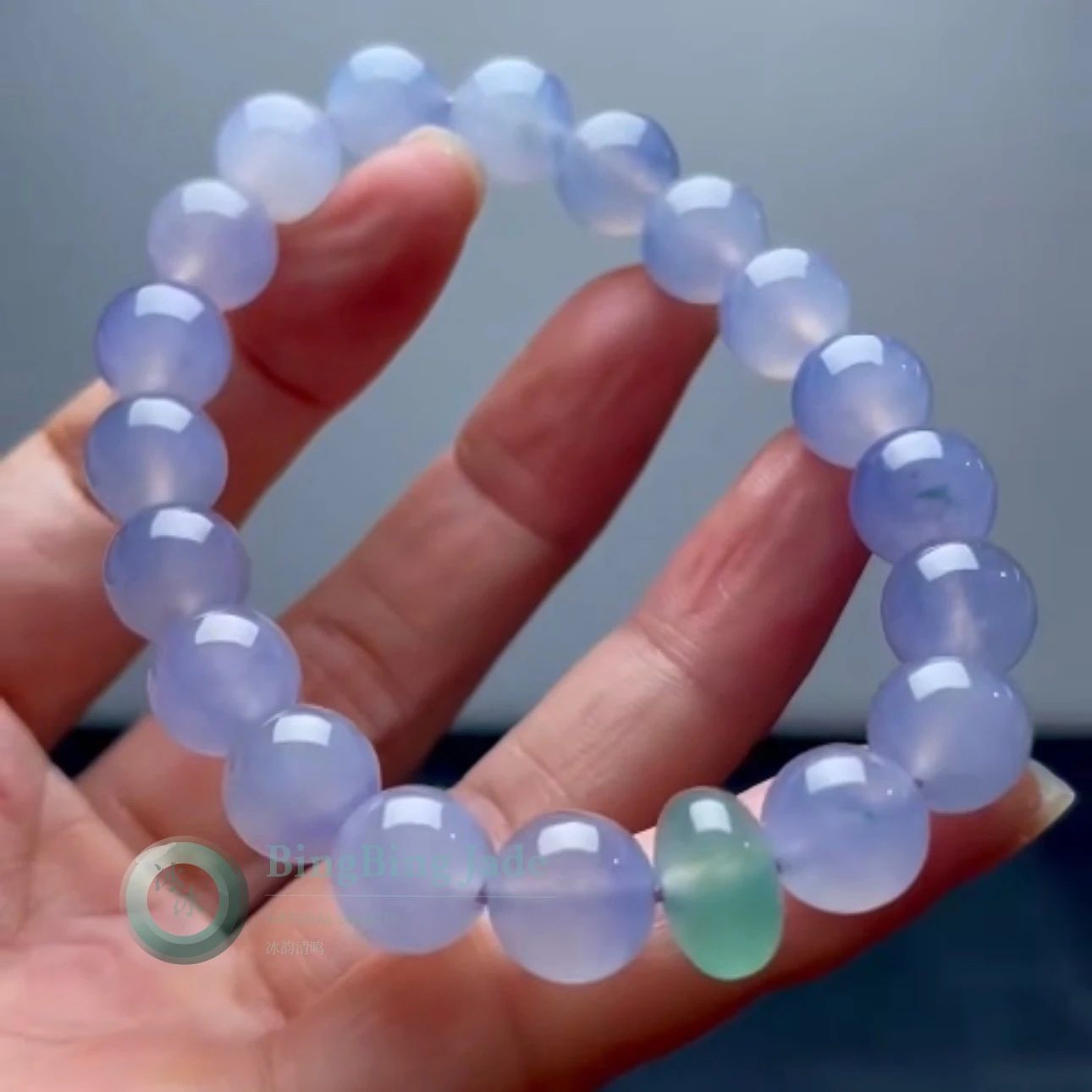 Icy High Icy Lavender Jelly Bead Bracelet with Floating Green Accent · 10mm