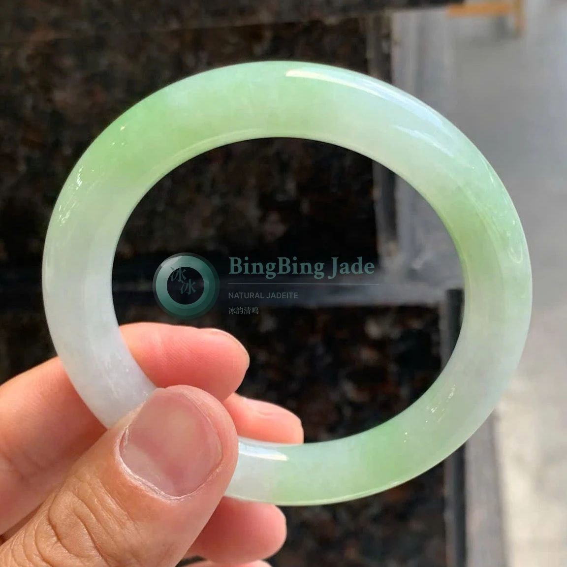 Spring Mist Icy Glutinous Round Bangle 55mm — Floating Green over White