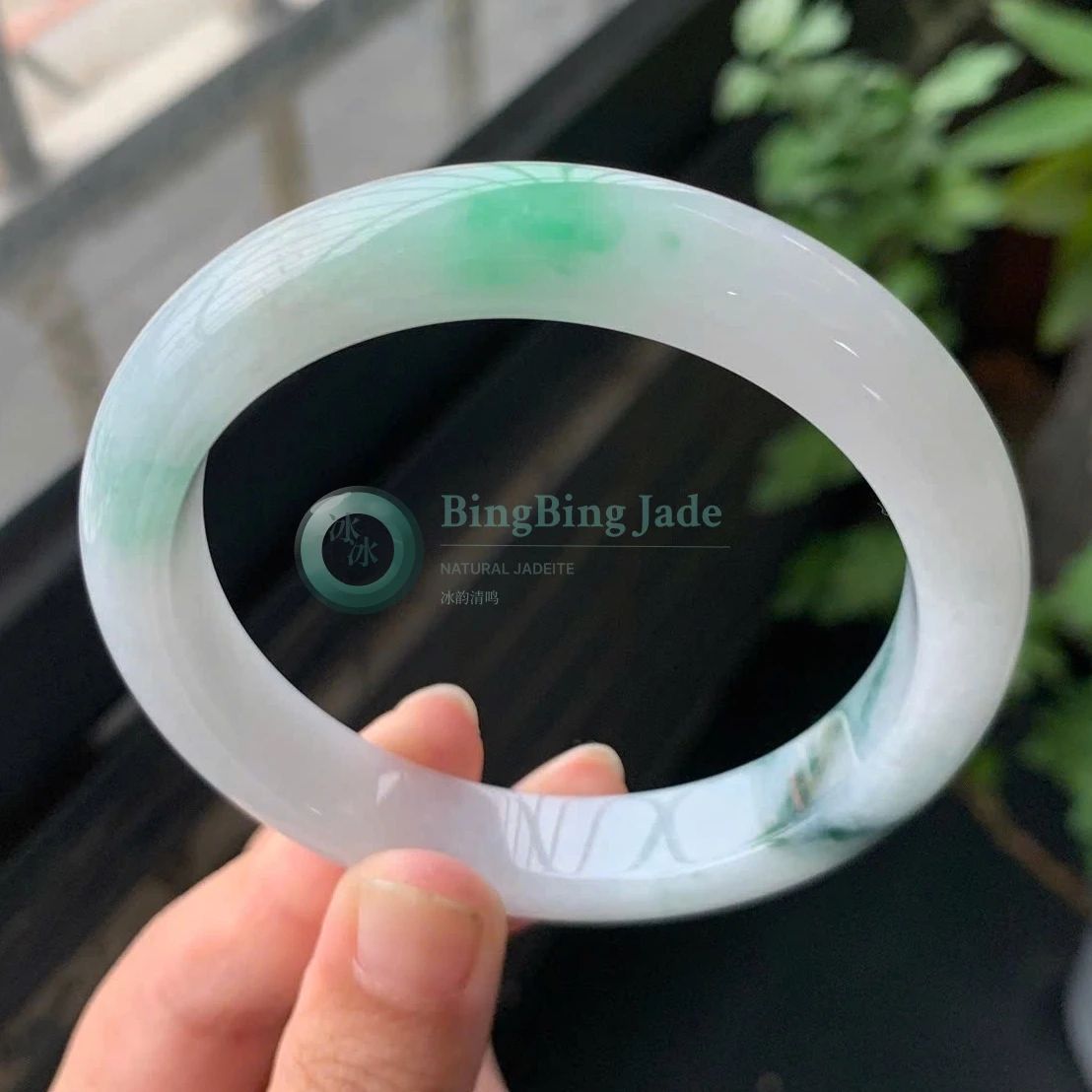 Soft Glutinous White Bangle with Floating Emerald Kiss 53mm