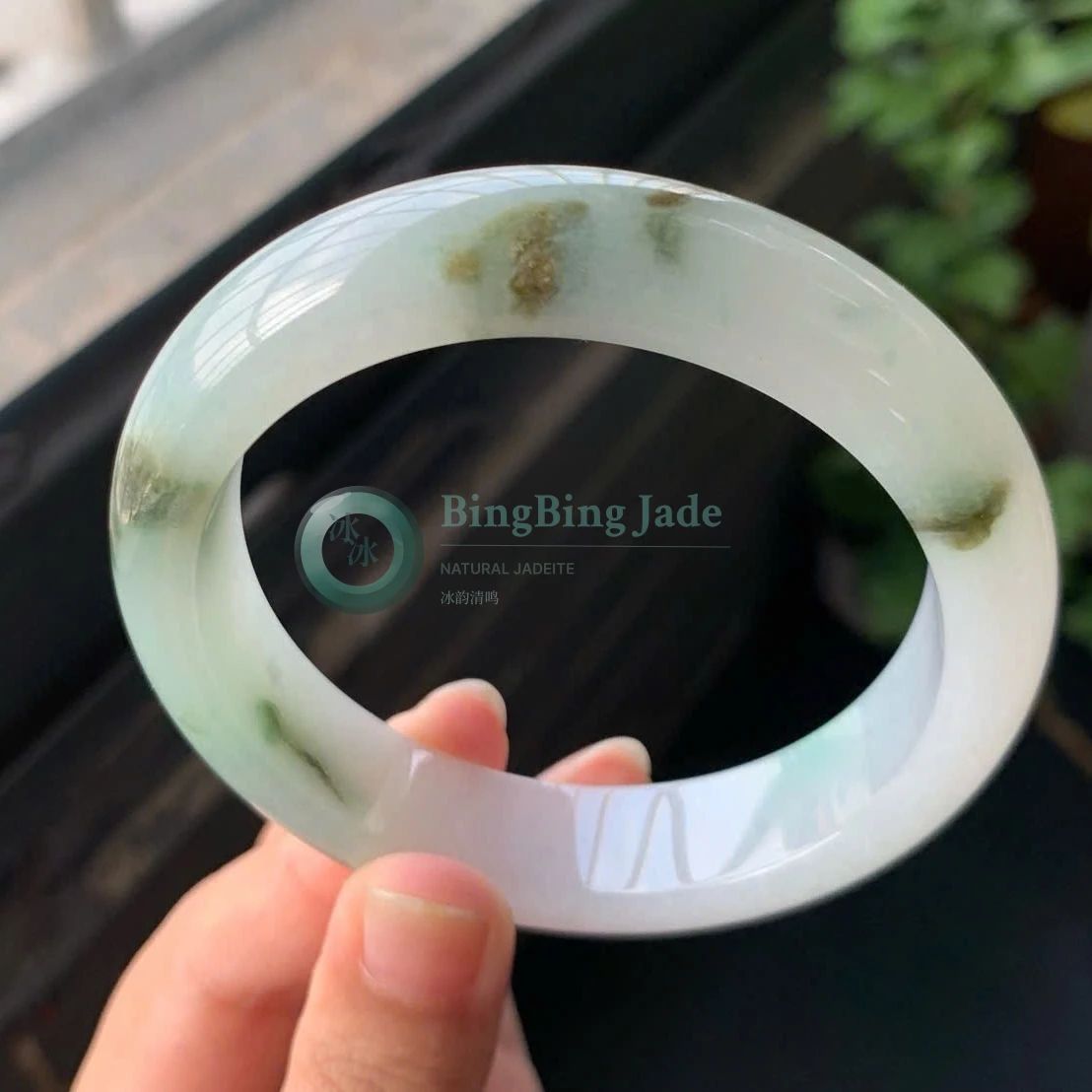 Icy Glutinous White Bangle with Floating Moss & Honey Blooms