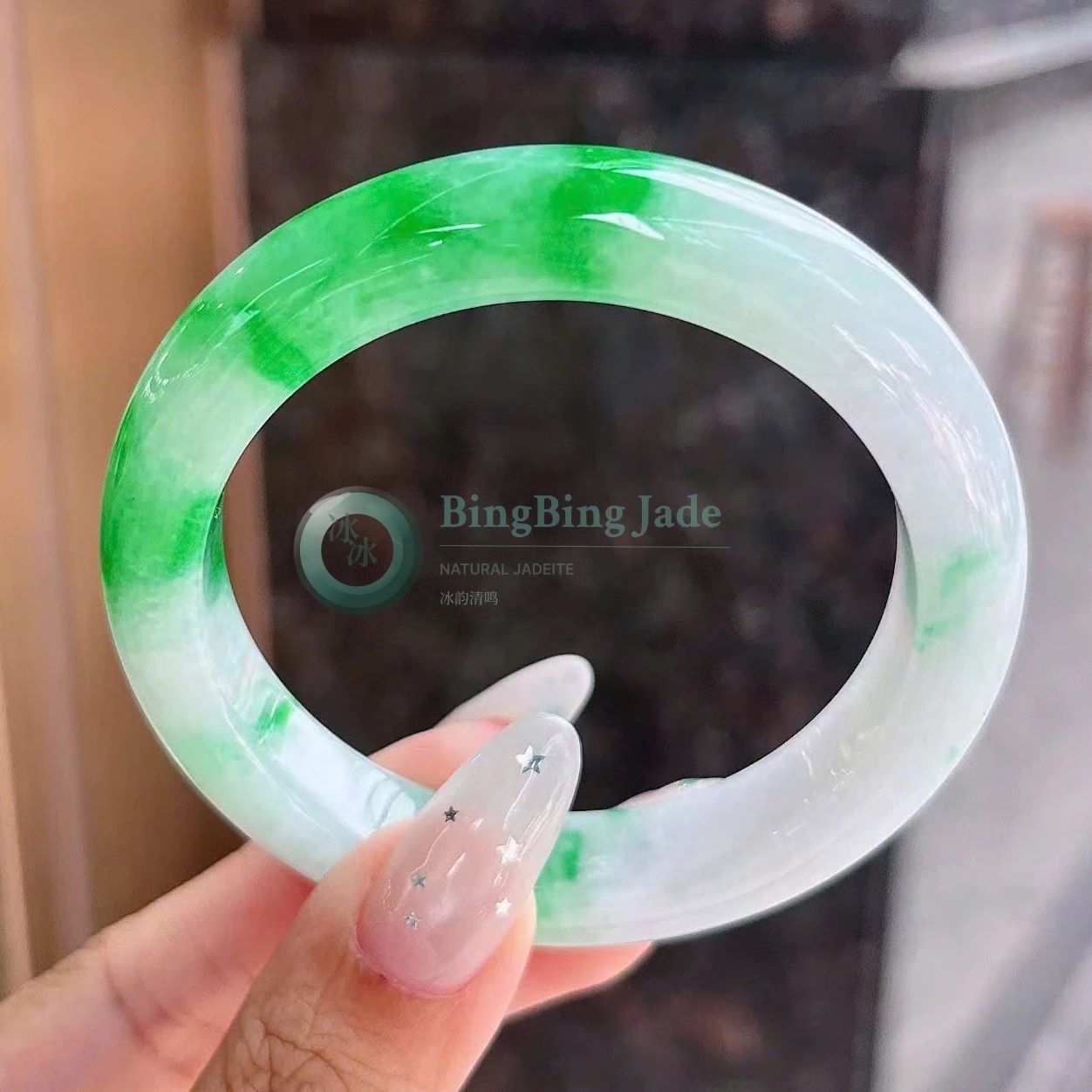 Spring Drift — White Glutinous Bangle with Vivid Emerald Sweeps 54mm