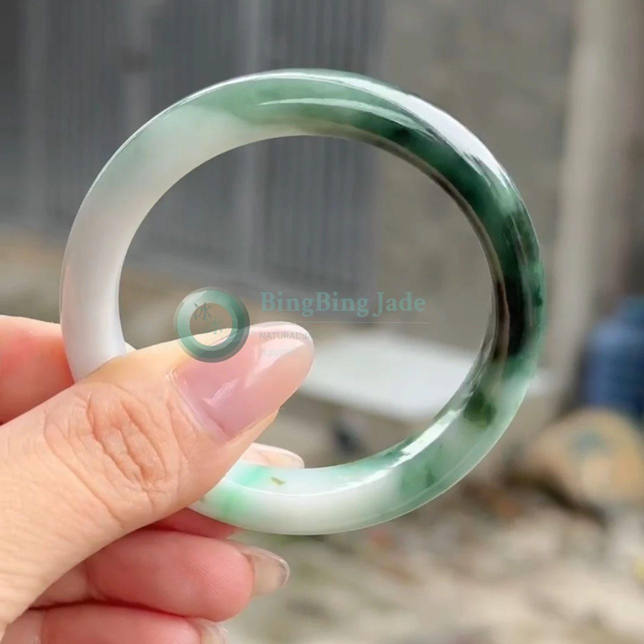 Emerald Drift on Alabaster Jadeite Bangle 50.5mm