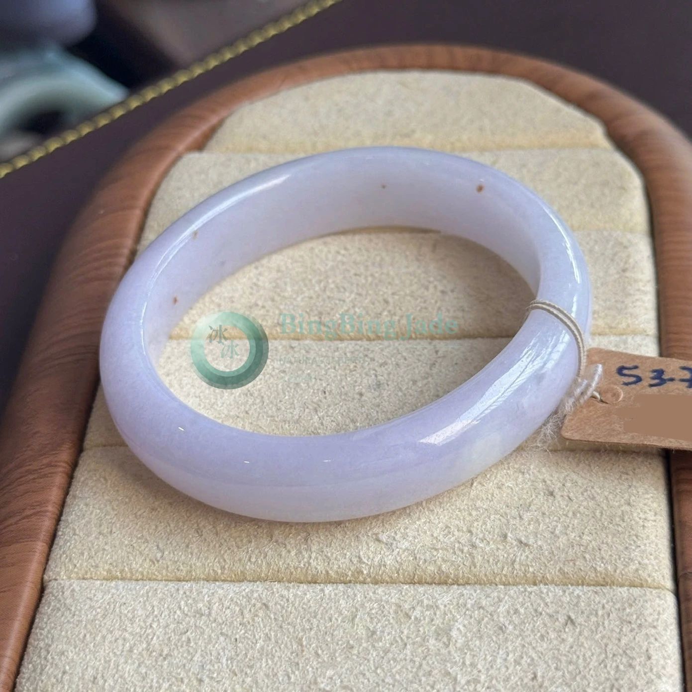 Lavender Undertone Oval Bangle 53.7mm — Soft Lilac Glow