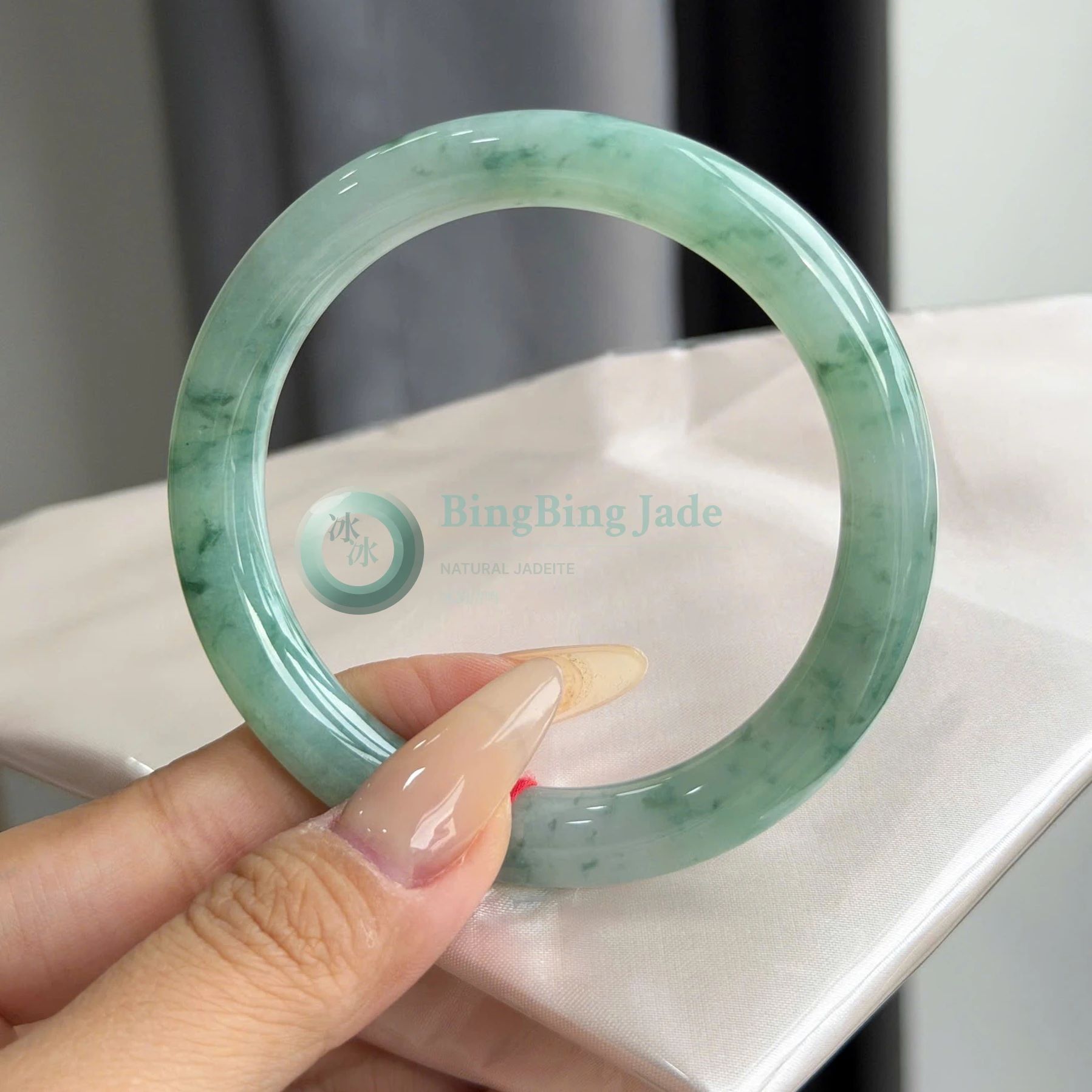 Floating Blossoms in Spring Water — Round Bar Jadeite Bangle 57.6mm