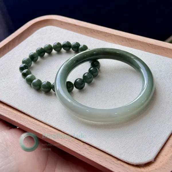 Oil Green Scenic Jadeite Bangle & Bead Set 57mm