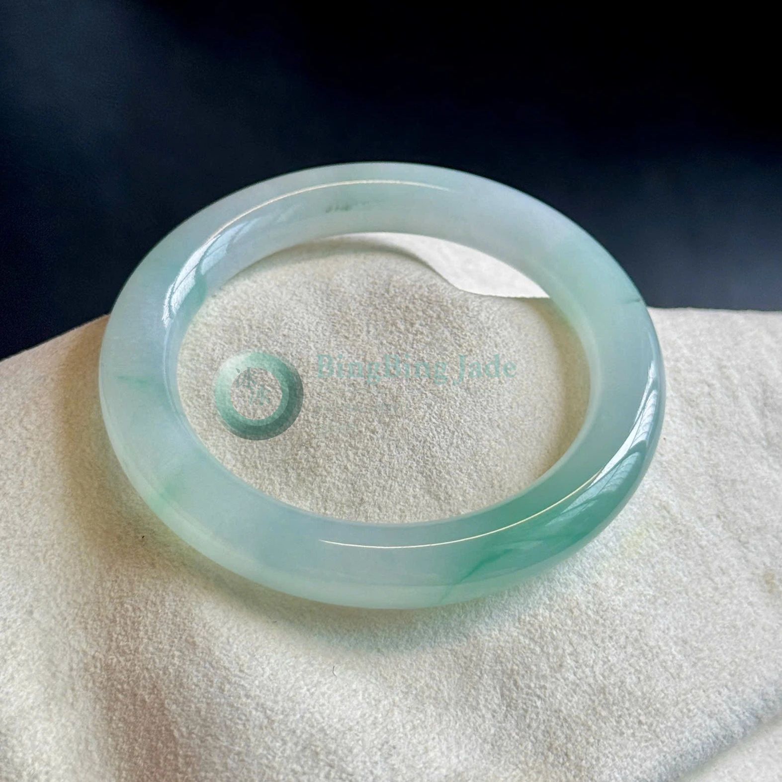 Icy Floating Green Dreamy Round Bangle 54mm